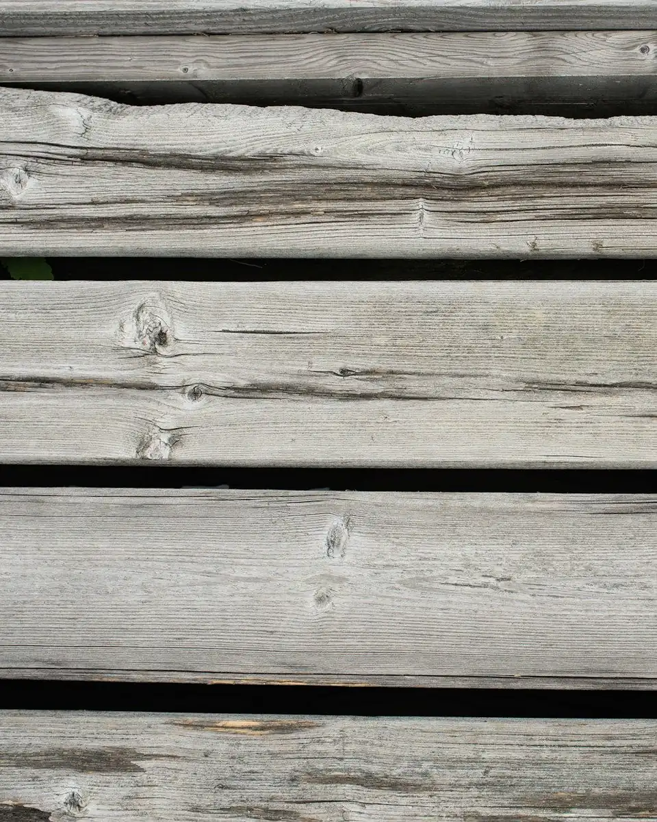 Tablas de deck grises, resecas y agrietadas por el sol