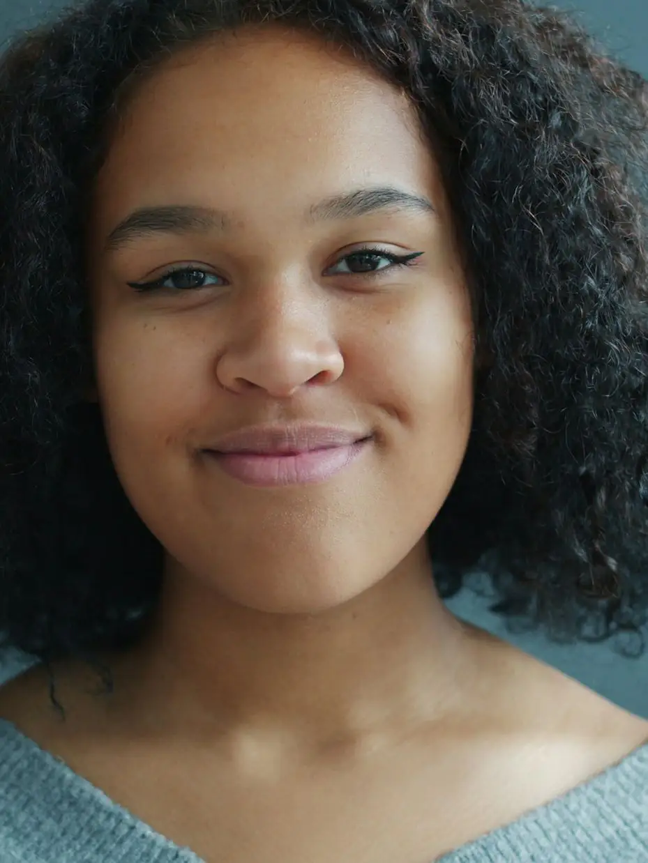 Retrato de Maite Silva, de pelo rizado, sonriente