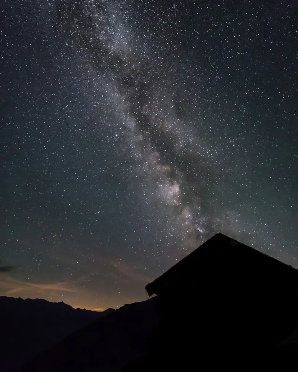 La Vía Láctea sobre la silueta de una casa