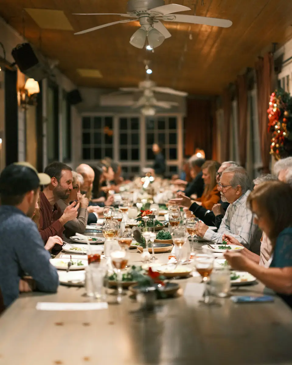 Mesa larga con invitados durante una cena de empresa