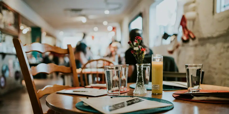 Una mesa redonda del salón, puesta y esperando comensales