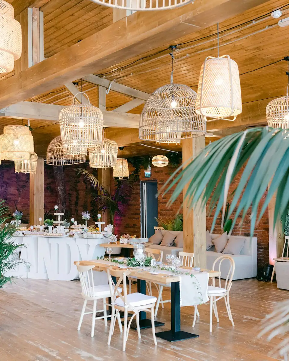 Salón con lámparas de mimbre y mesas listas para la cena