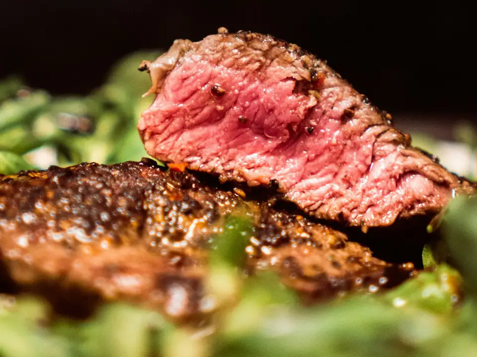 Ojo de bife cortado al medio, jugoso y rojizo en el centro