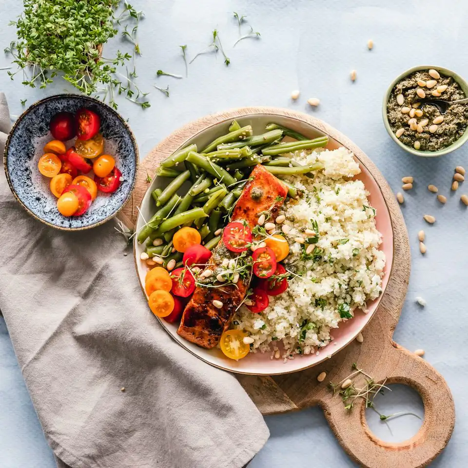 Plato con verduras, quinoa y tomates frescos