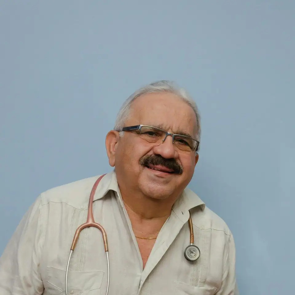 Retrato del doctor Horacio Ferreira, con estetoscopio al cuello