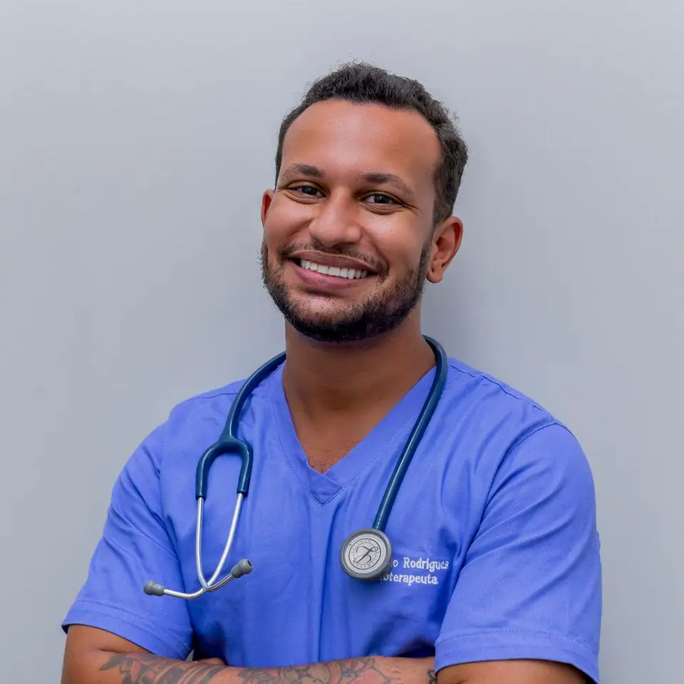 Retrato del licenciado Matías Silva, sonriente, con ambo azul