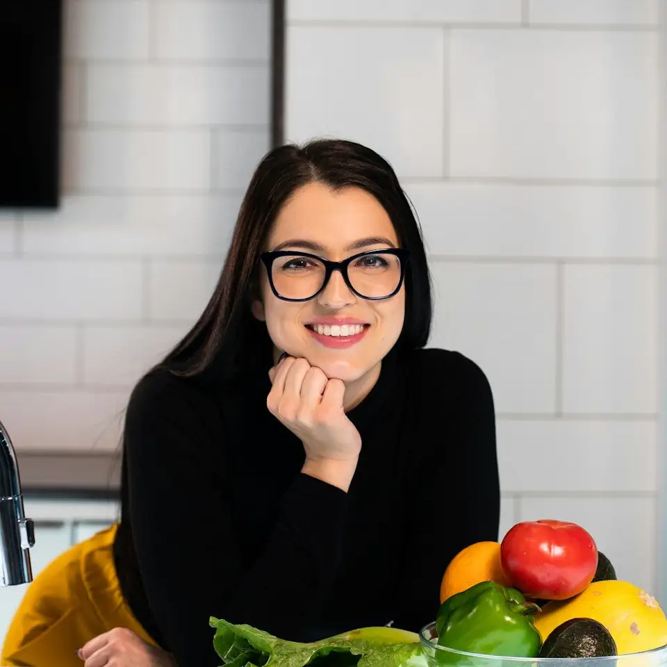 Retrato de la licenciada Florencia Acosta junto a frutas y verduras