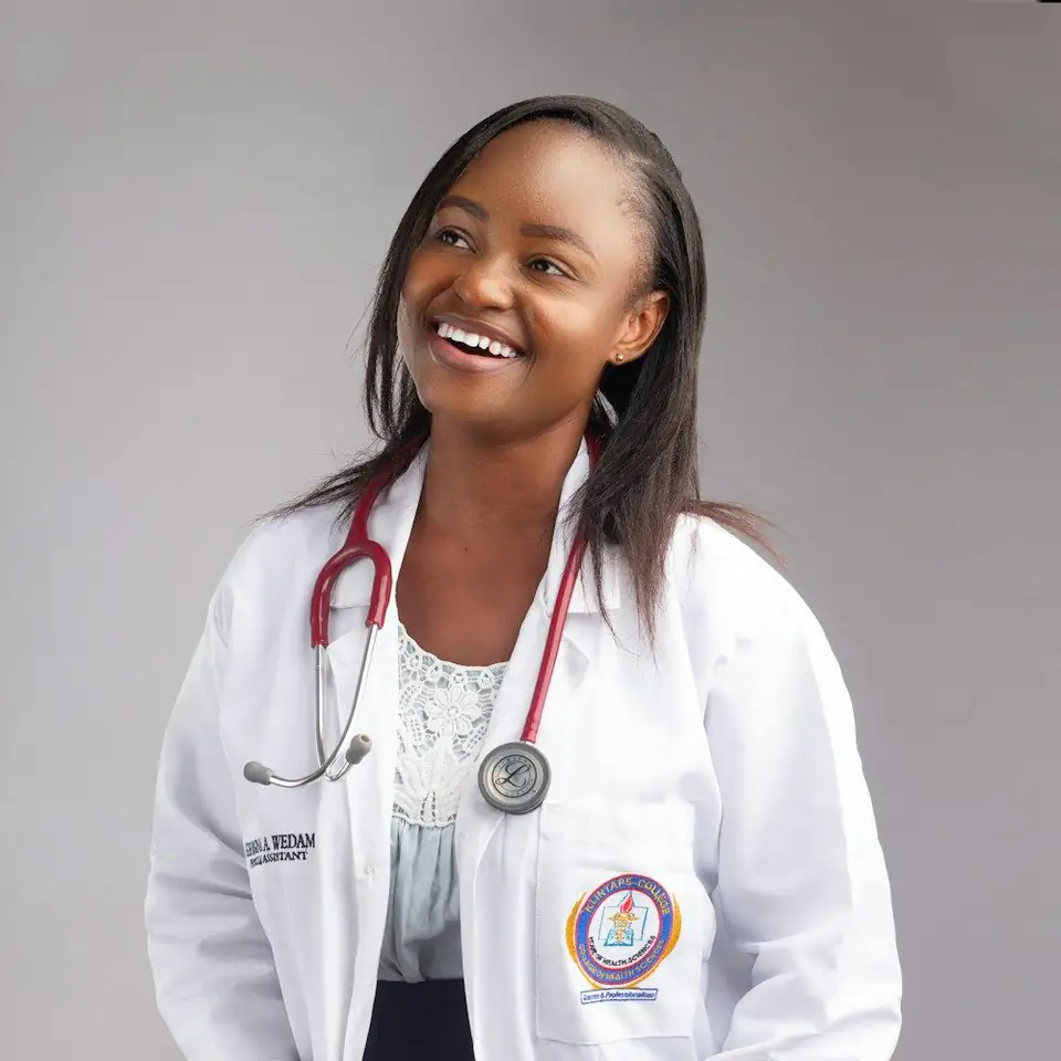 Retrato de la doctora Valentina Suárez, sonriente, con túnica blanca