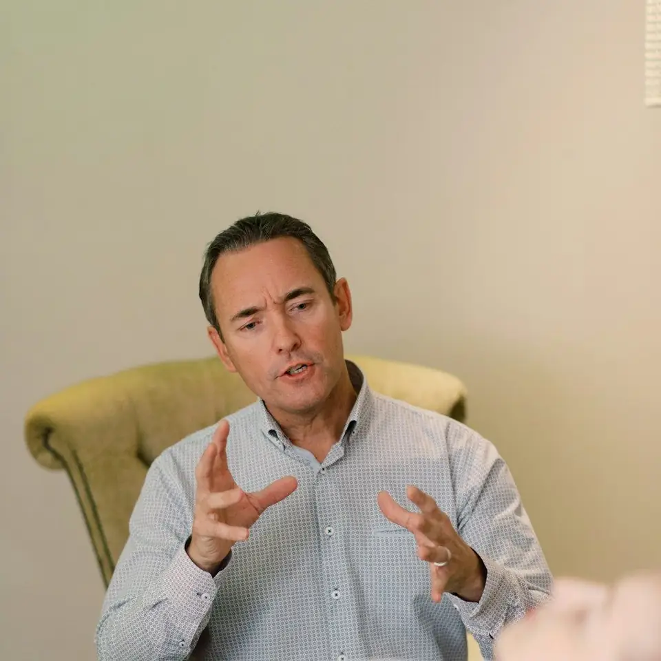 Retrato del licenciado Gonzalo Rivero conversando en el consultorio