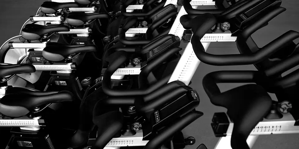 Filas de bicicletas de spinning