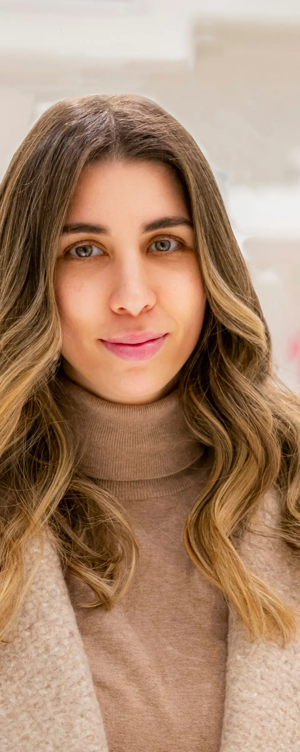 Una mujer sonriente con el pelo largo en ondas
